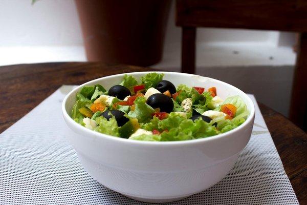 Vaisselle en grès ou porcelaine : quel choix pour vos repas ?