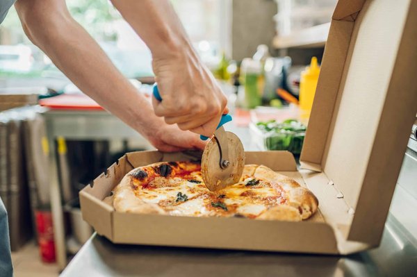 Comment préparer une pizza maison avec une pâte à fermentation lente pour plus de digestibilité?