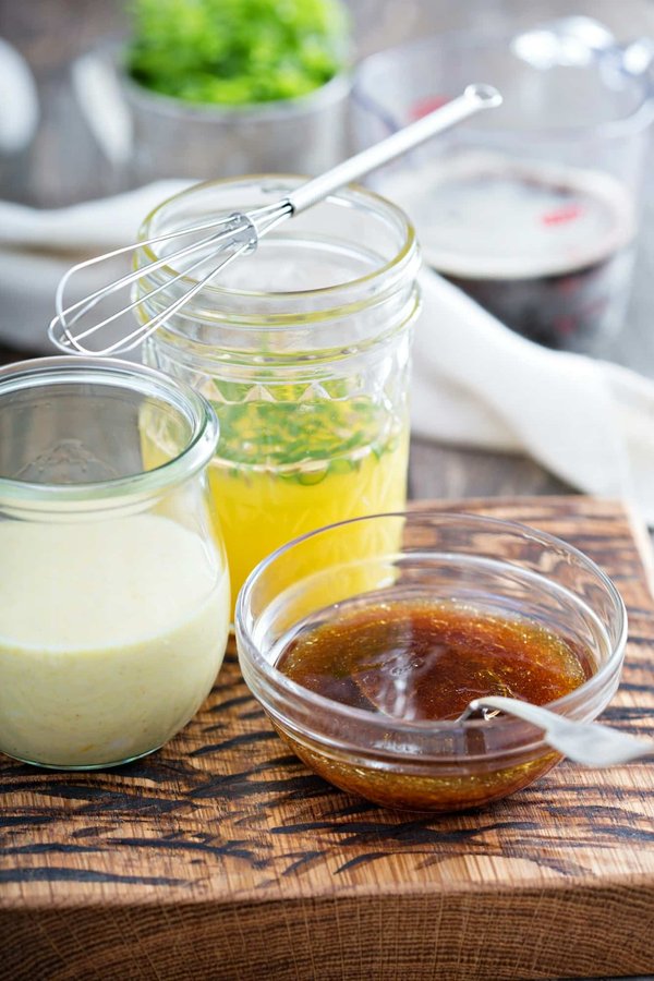 En quoi consiste la technique de marinade sèche pour des brochettes de poulet juteuses sans ajout de matières grasses?